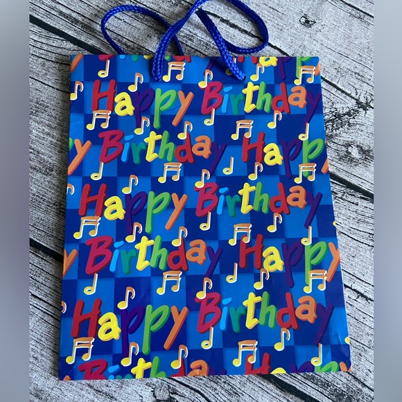 NEW. Bundle of 7 kids birthday gift bags. Assorted designs and sizes. - Picture 10 of 10
